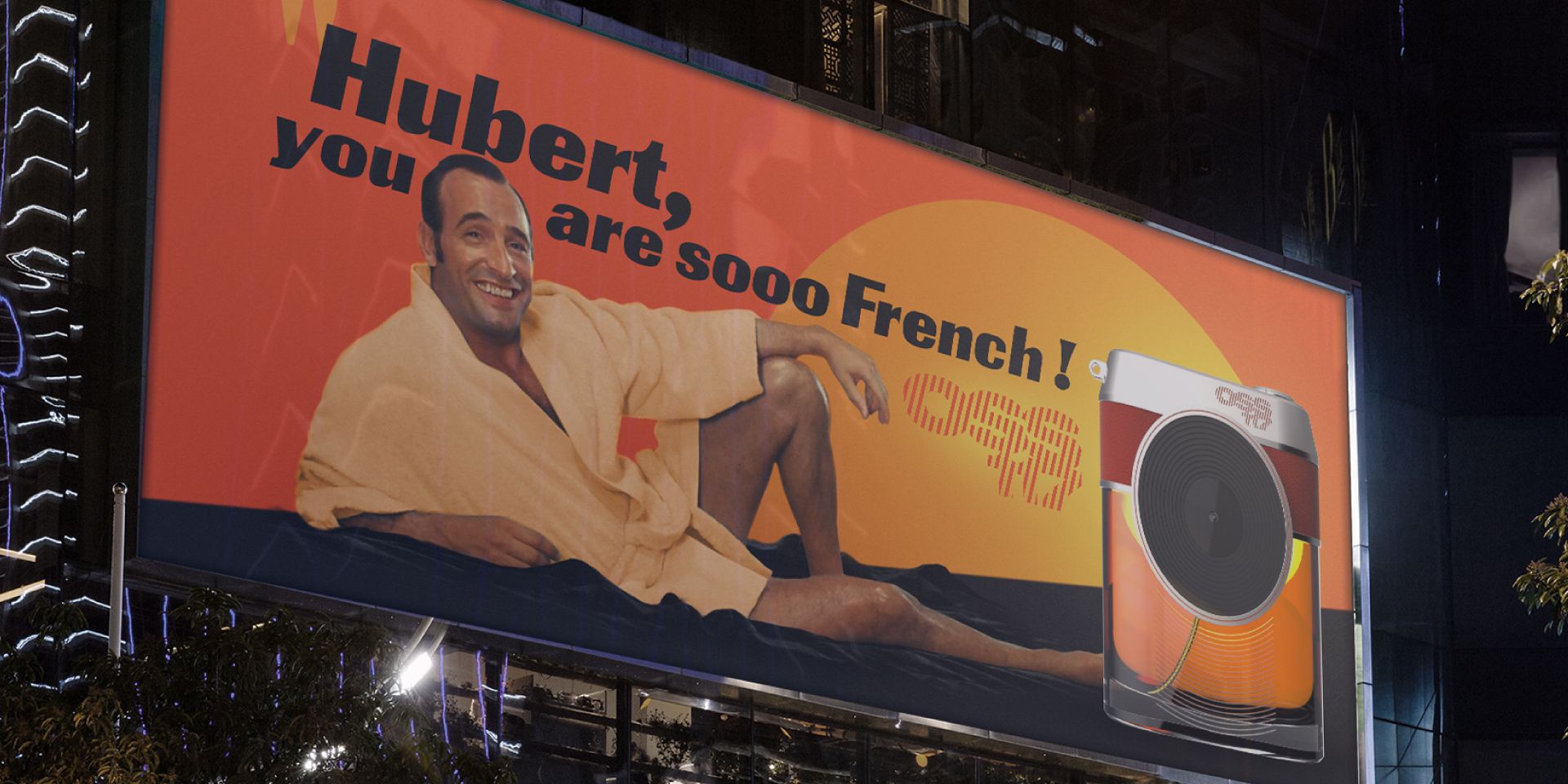 Mise en situation de la publicité du parfum OSS 117 sur un billboard